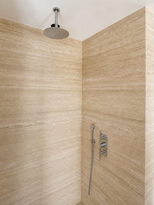 Douche à l'italienne en travertin
